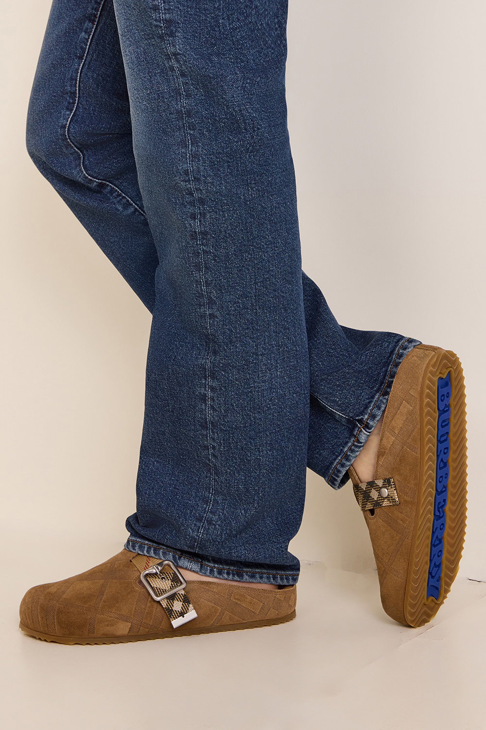 תמונת כל הלוק של נעלי מיולס